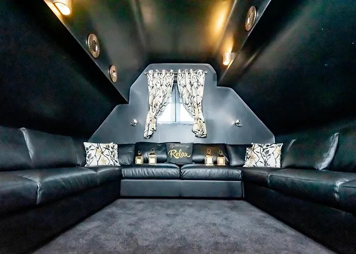 The Lombard House - Sleeps Up To 12